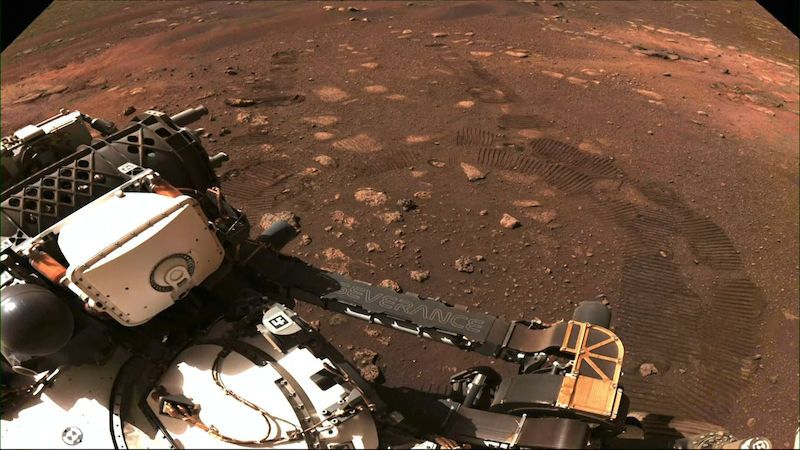 Průzkumník Perseverance urazil na Marsu první metry